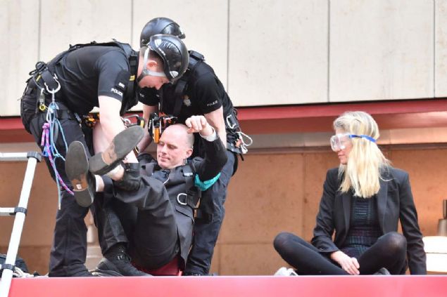 Polis ve salk ekipleri, gstericileri kendilerini yaptrdklar trenden kartmak iin youn mesai harcad.  