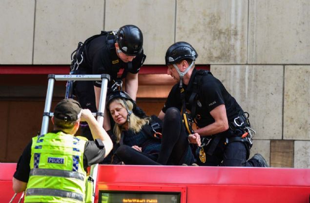 Extinction Rebellion nceki hafta da ngiliz parlamentosunun alt kanad Avam Kamarasndaki bir oturumda plak protesto eylemi gerekletirmi, olayda 8 kii gz altna alnmt.  