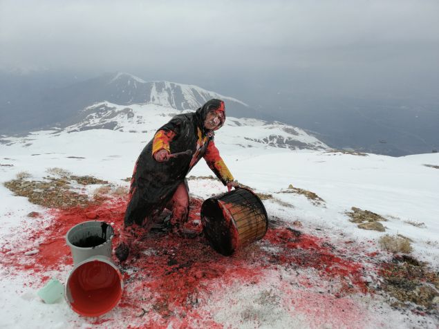 Kavuku, davulun zerine att beyaz boya ile insanln saflna, krmz boya ile iddete, siyah boya ile de iddet sonras karamsarla dikkati ekmek istedi.  