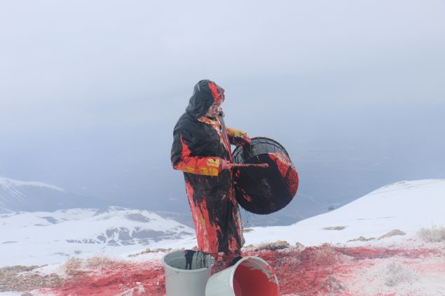Kavuku, etkinlii iddete tepki olarak yaptn ifade ederek, unlar belirtti:  <br><br>  'nsanln ilk iletiim aralarndan biri olan davul geleneksel dili de iinde barndryor. Bir sanat olarak herkesin anlayabilecei bir ses olan davul ile insanlarn en byk trajedilerinden iddete tepki vermek, iddetin var olduunu insanlara hatrlatmak iin bir uyar vermek istedim.'  
