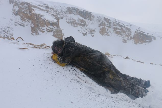 'almamda davul ile boyalar da kullandm. Davul ile kardm ses S.O.S. sinyaliydi, almamda mors alfabesinde  ksa,  uzun ve  ksa ile SOS sesini davul ile verdim. Hem yerel, hem ulusal hem de evrensel bir btn olarak yardm arsnda bulunmaya altm. iddet var olduu srece bu almalarm srdreceim.'  