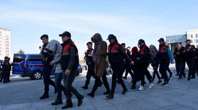 Kayseri merkezli 7 ilde, geen ay jandarma ve zel hareket polislerinin katlmyla, renkli reeteyle alnabilen uyuturucu ierikli ilalar yasa d yollarla sattklar iddia edilen phelilere ynelik operasyon dzenlendi. 