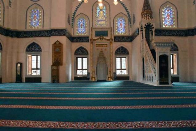 Her ay Mslman olmak iin gelen Japonlar var'   <br><br>  nar, kltr faaliyetleri kapsamnda her ay Trk yemekleri gnnn de yapldn belirterek, 'Ayn ekilde Ramazan boyunca camimizde her gn iftar program dzenleniyor. Bu programa da Mslman ve gayrimslim herkes katlabiliyor.' diye konutu. 