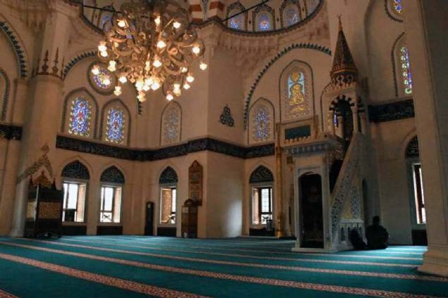 '1938de Tokyo Camisi faaliyete balad. Cami depremler ve ahap yaps sebebiyle ancak 1986ya kadar ayakta kalabildi. Dnemin Kazan Trkleri o ylda bu blgeye cami yaplmak kaydyla caminin bulunduu araziyi Trkiye Cumhuriyeti'nin hazinesine balad. 1986dan 1997ye kadar arazi bo kald. Kazan Trklerinin dnemin Trk hkmetiyle irtibat kurmas zerine 1997 ylnda Tokyo Cami Vakf kurularak Trk hkmeti ve Diyanetin katklaryla Tokyo Camisi bugnk haliyle ina edilip ziyarete ald.' 