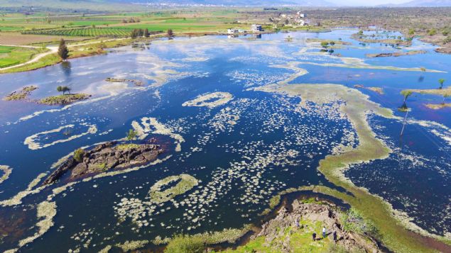 Hassa'ya 4 kilometre mesafedeki volkanik gl, el dememi doas, Amanos Dalar manzaras ve kayalar arasndaki konumuyla grenleri kendisine adeta hayran brakyor.  
