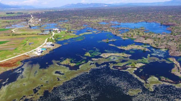 Yaz aylarnda glde suyun eksildiini aktaran Karata, 'ncelikli hedefimiz, glde su seviyesinin yl boyunca dmemesi. Bununla alakal Tahtakpr Baraj'nda set ykseltme almalar sryor. Bu tamamlandnda, buradaki Hopurun Deresi'nden 12 ay su akacak. Bu dereden gle girdi-kt yapacaz. Yani su boa gitmeyecek. ' ifadelerini kulland.  