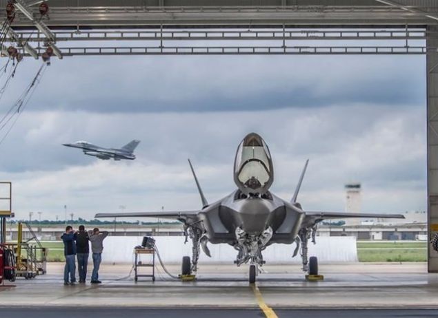 F-35 LE F-22'Y BRLETRME ADIMLARI  <br><br>  Buna gre, ortak retimi planlanan F-35'in halefinde ABD'nin gelimi hayalet sava ua F-22'nin gvdesindeki elektronik bileenleri bulunacak ki, bunlar geen yl Amerikan savunma sanayi devi Lockheed Martin gelitirmiti.     