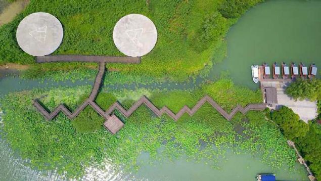 Yaklak 90 adaya ev sahiplii yapan gl, in'in dousunda Yangtze Deltas ovasnda yer alyor ve 2,250 km yzlme sahip.   