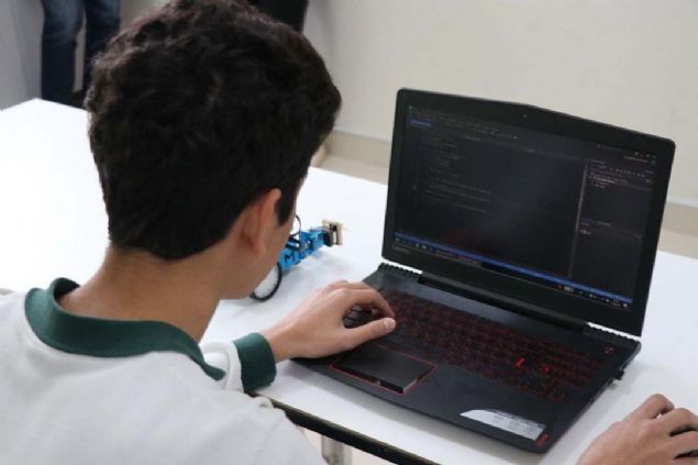 Oyun yklenirken, o blmde geen gezegen ve uydu hakknda oyuncuya bilgi veriliyor. Zor, kabiliyet gelitirici ve bilgilendirici bir oyun yaptk. Oyuncular, oyunda bulunan topu kontrol tularyla hareket ettirerek puanlar toplayp grevleri tamamlamaya alyor. Bu oyunumuzu daha da gelitirmeyi planlyoruz' dedi.    