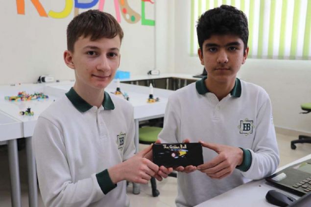 Merkezefendi ilesinde zel bir kolejde eitim gren 8. snf rencileri Alperen Cebe ve Alper Arda pek, Biliim Teknolojileri retmeni Yasin Kse'den aldklar kodlama eitiminin ardndan mobil oyun yapmaya karar verdi.      