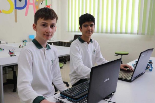 Mobil ve bilgisayar oyunlar konusunda kendilerini daha da gelitirmek istediklerini belirten 8. snf rencisi Alperen Cebe, '4 yldr eitli robotik ve kodlama eitimleri aldk. Bu eitimler sayesinde kendi oyunlarmz yapmaya baladk. Bu seviyeye gelebilmek iin ok altk ve bu oyunu rettik.      