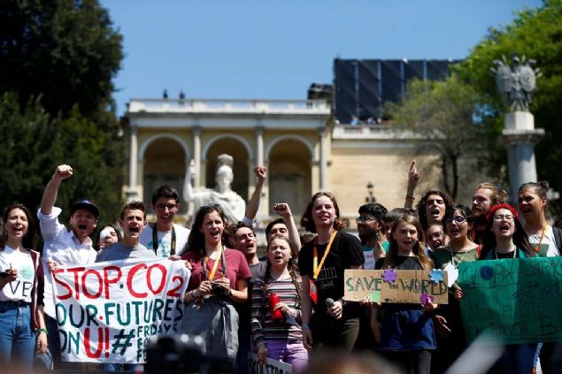 talya'nn bakenti Roma'daki gsteride de binlerce renci hkmetlerin iklim politikalarn protesto etmek iin bir araya geldi.    