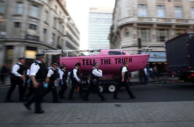Oscar dll oyuncu hkmete kar sert ifadeler kulland. Hkmeti barl protestocular hapse atmakla sulayan Thompson, 'Hkmet dinlemeyi tercih etmez, on yllardr sz verdiklerini yapmak yerine barl protestocular hapse atar. Onlarn hepsi yalanc ve iki yzl' dedi.   