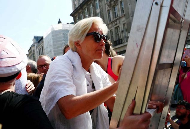 nl oyuncu Emma Thompson da protestoculara destek verdi. Kresel snmaya kar verdii mcadeleyle bilinen Thompson pembe tekneye karak konuma yapt.  
