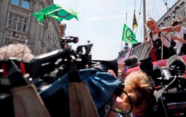 Avrupa'nn bakentlerinde iklim protestolar vard. Londra, Paris ve Roma'da binlerce gen gsterici iklim deiiklii ile mcadele iin somut adm atlmas ars yapt.    