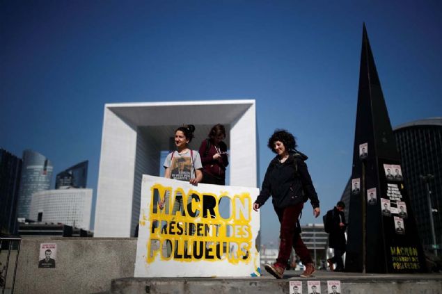 Fransa'daki eylemlerin adresi ise bakent Paris'ti. Aktivistler banka ve petrol irketlerine giri k engellemeye alt.  <br><br>  Yaanan arbede srasnda bir binann camlar krld.  