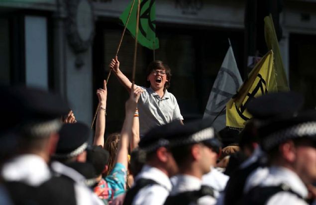 Thunberg, geen yl iklim deiiklii ile mcadeleyi desteklemek iin okul grevi balatm dnyann drt bir yanndan destek toplamt.  