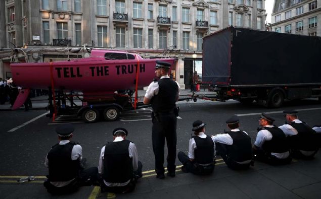 Kendilerini gsterinin simgesi haline gelen pembe tekneye zincirleyen eylemcilere polis mdahale etti.  <br><br>  Zincirler ve demir borular kesen polis ok sayda kiiyi gzaltna ald.  