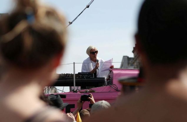 Londra'daki gsterilere Hollywood yldz Emma Thompson da destek verirken ok sayda eylemci gzaltna alnd.  