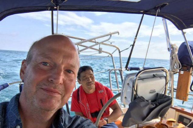 Zorlu yolculuk boyunca Amerikal Douglas Smith, 52 yandaki grme engelli denizciye klavuzluk etti, ancak Iwamoto'nun yat kullanmasna hibir yardmda bulunmad.  