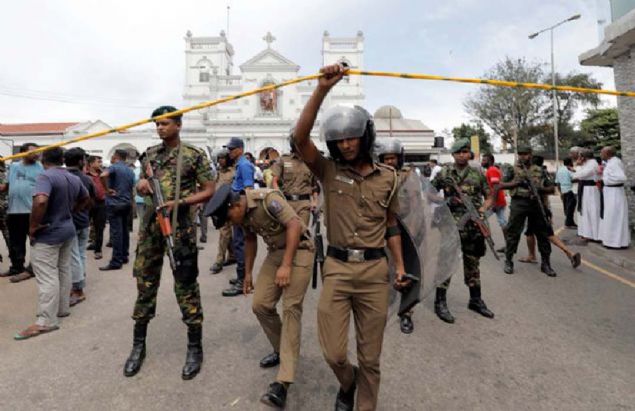 - CAM� VE �� YER�NE SALDIRI  <br><br>  �te yandan Sri Lanka polisinin yapt��� a��klamaya g�re, d�n gece Kalutara kentindeki M�sl�manlara ait i� yeri kundaklad�, Puttalum kasabas�ndaki bir camiye ise molotofkokteylli sald�r�da bulunuldu. 