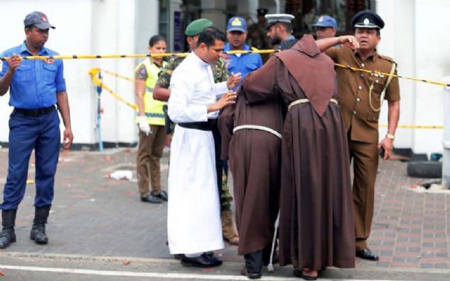 SR� LANKA'DAK� TER�R SALDIRILARINI �ZEL SORU�TURMA KOM�TES� ARA�TIRACAK  <br><br>  Sri Lanka Cumhurba�kan� Maithripala Sirisena'n�n, Paskalya g�n�nde kilise ve otellere d�zenlenen ter�r sald�r�lar�n� ara�t�rmak i�in �zel Soru�turma Komitesi olu�turaca�� bildirildi. 