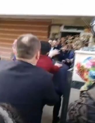 Sad, damad korumak iin yumruklarn arasna dald.   