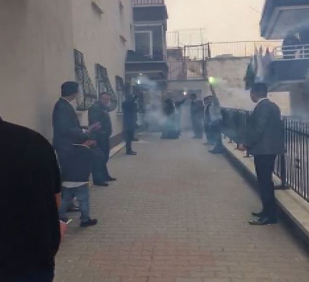 Gelenee gre, gelin, damadn ailesinin evinin nnde bardak ya da testi kryor. Bunun nedeni gelinin yeni geldii bu evde hem tm eyalara kymet vermesi hem de evdeki tm eyalarn onun mal olduunu hissettirmek.  