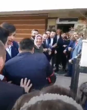 amat, kapda sra halinde bekleyenlerin arasndan hzla geerek vurulan yumruklardan kurtulmaya alt.   