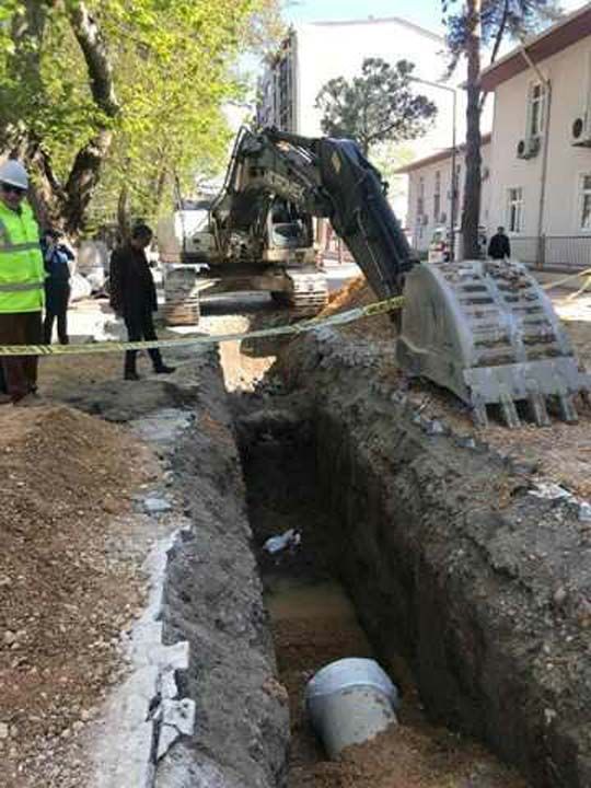 Bal�kesir Valili�inden yap�lan yaz�l� a��klamaya g�re, Susurluk il�esinde Bal�kesir B�y�k�ehir Belediye Ba�kanl���na ba�l� Su ve Kanalizasyon �daresi (BASK�) ad�na �stasyon Caddesi'nde kaz� yapan firma yetkilileri, kep�eyle soka�� kazd�klar� s�rada yakla��k 3 metre derinlikte tarihi bir yap�ya ait oldu�u de�erlendirilen mermer par�alar�na rastlad�.  