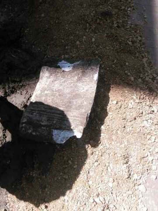 Kaz� �al��malar�n�n yap�ld��� alan�n etraf�na g�venlik �eridi �ekilirken, kanalizasyon �al��mas� da durduruldu.  