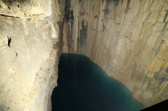 Konya-Antalya kara yolunun Toroslar'daki geiinde yer alan ve 1968'de Fransz bilim insan Michel Bakalowichz tarafndan kefedilen Tnaztepe Maaras, bir doa harikas olarak dikkati ekiyor.  