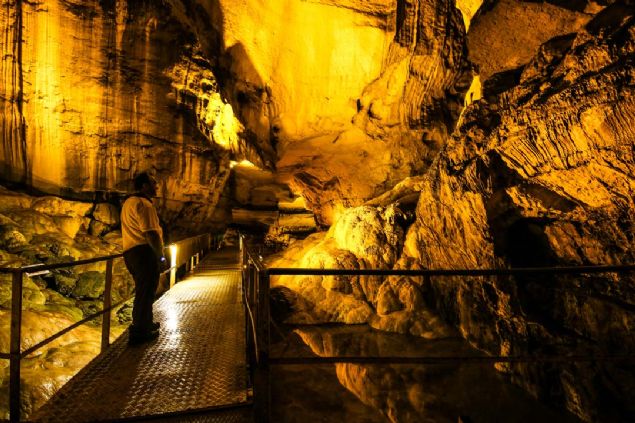 'Buras yerli ve yabanc turistlerin ilgi oda bir yer. Her yl turist says yzde 30 artyor. Tnaztepe Maaras'n turizme atk. Bir baka maaray da amak inallah nasip olur bize. Maarann iinde yzde 75 nem var. Astm hastalar iin ideal bir maara.'       