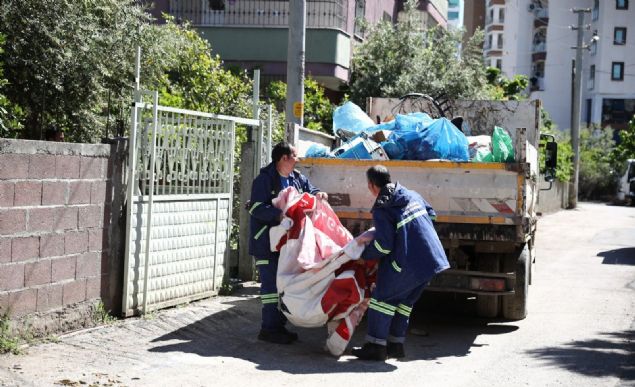 Olay yerine gelen Seyhan Belediyesi zabta ekipleri ve polis evdeki pleri boaltmak iin alma balatt.  ikayet zerine 5. kez p boaltlan evde Byk ekiplere zel hayatna mdahale edildiini ileri srerek tepki gsterdi.  