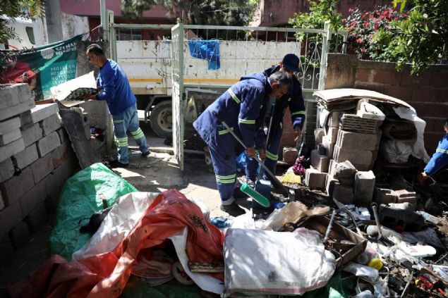 Pis kokudan rahatsz olan vatandalar, polisi ve belediye ekiplerini arad.  