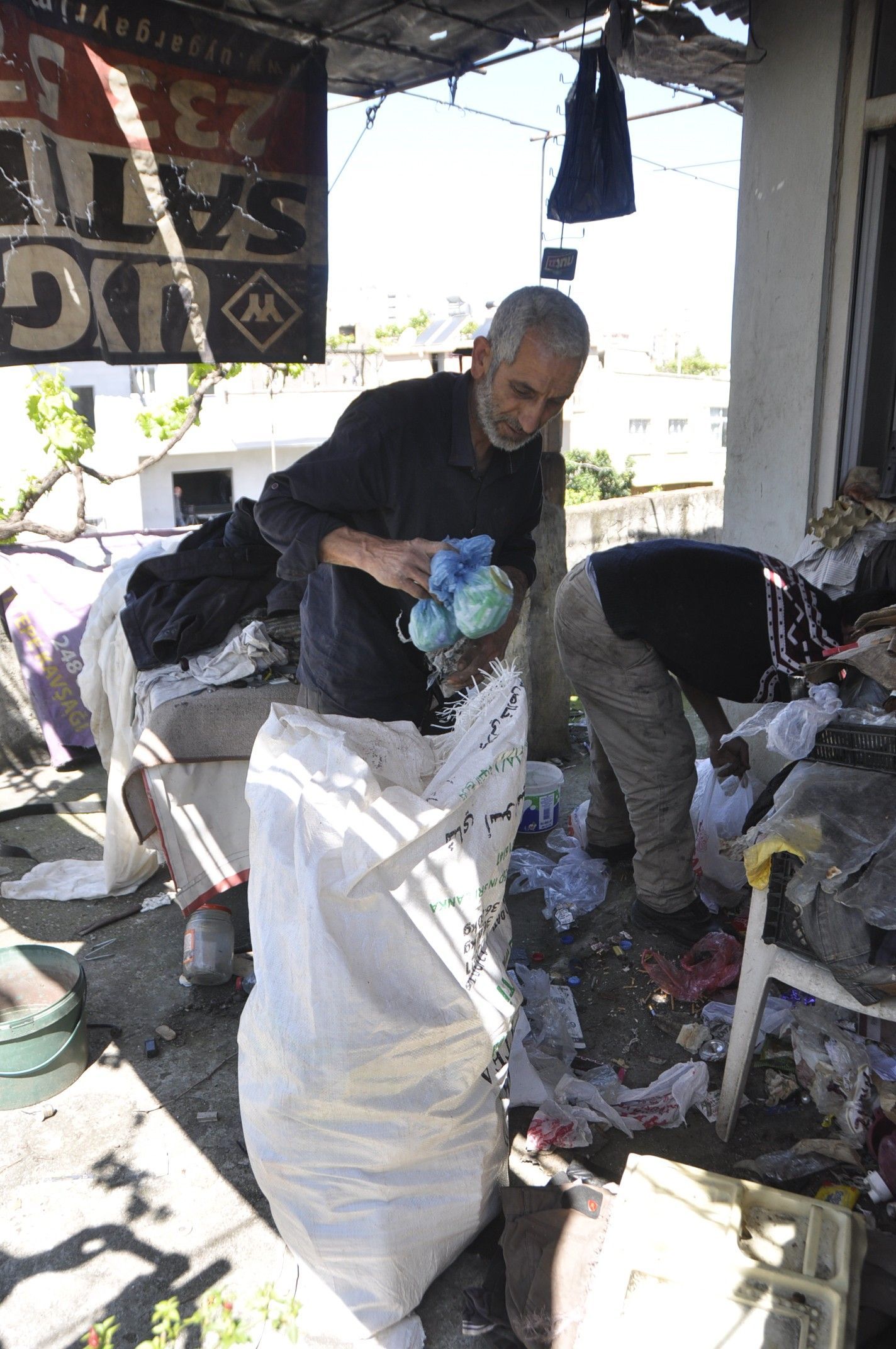 pler ise 2 kamyonetle tanabildi. Kardeinin daha nce 4 kez daha ayn ekilde p biriktirdiini sylen Cemalettin Byk, 'Bu pleri gece bisikletiyle dolaarak topluyor. Daha ncede ayn ekilde p biriktirmiti. Bu bir rahatszlk. Biz kendisine biriktirme diyoruz ama o yine de biriktiriyor. Bu durumdan da herkes rahatsz' dedi.  