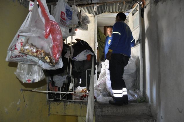plerini vermek istemeyen Byk, biriktirdii baz eyleri ekiplerden ald. eri giren temizlik grevlileri ise evde rm yiyecekler ve plerden toplanan kat atklar 2 saatlik bir alma sonucu tahliye etti.  