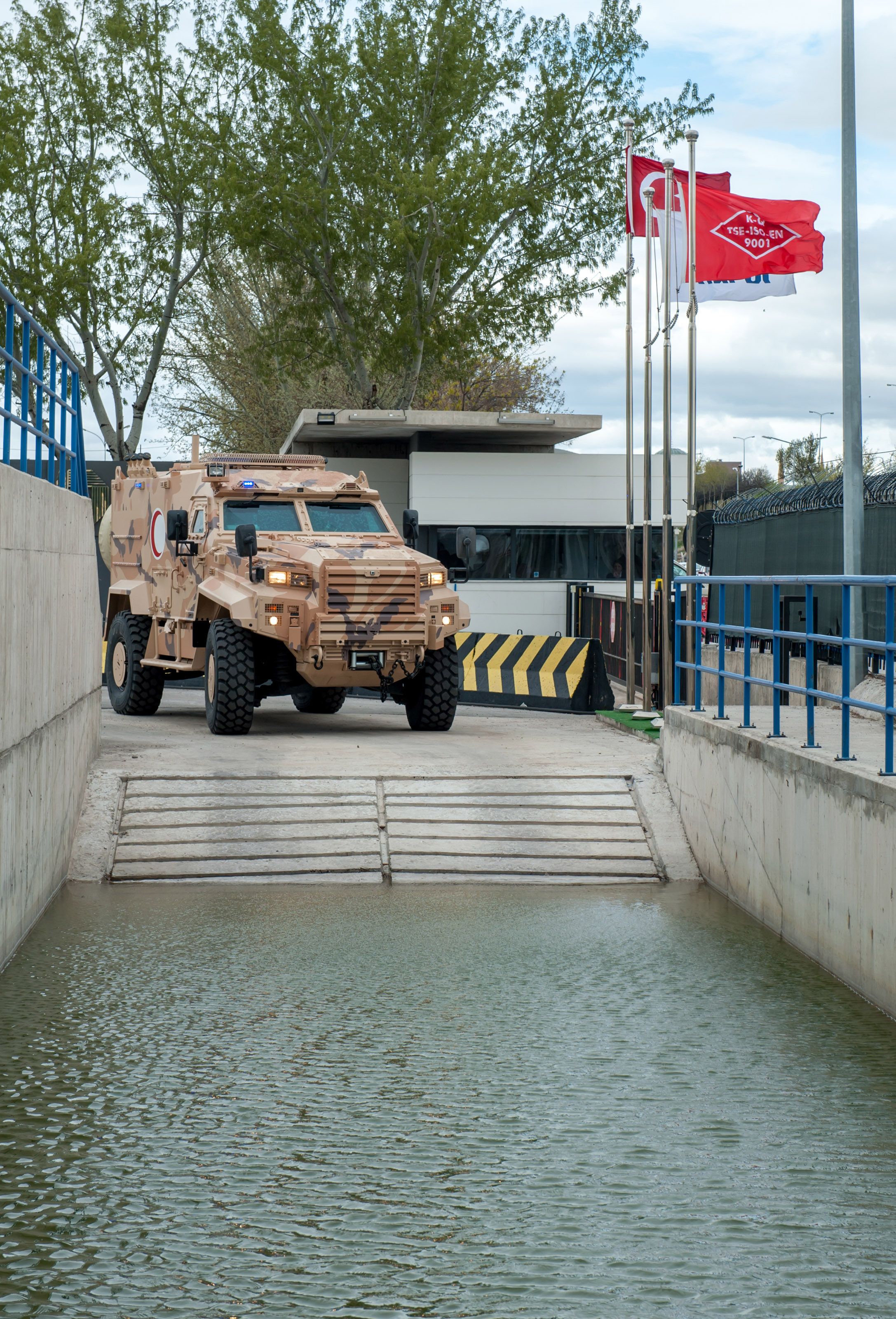 <p style='box-sizing: border-box; margin: 0px 0px 10px; padding: 0px; border: 0px; list-style-type: none; color: rgb(51, 51, 51); font-family: "Roboto Condensed"; font-size: 19px;'> <strong style='box-sizing: border-box; margin: 0px; padding: 0px; border: 0px;'>- FARKLI KONFİGÜRASYONLAR İÇİN YOĞUN ÇALIŞMA</strong></p> <p style='box-sizing: border-box; margin: 0px 0px 10px; padding: 0px; border: 0px; list-style-type: none; color: rgb(51, 51, 51); font-family: "Roboto Condensed"; font-size: 19px;'> Karel, tasarımında, bugünün muharebe sahasının ihtiyaçları göz önünde bulundurulan Ejder Yalçın Zırhlı Ambulans’ın, tüm işlevleri ve kabiliyetleriyle askeri ambulans standartlarına uyumlu şekilde geliştirildiğini ifade etti. Karel, şöyle konuştu: "Koruma seviyesi, mobilite ve faydalı yük taşıma kapasitesi ile sınıfının lideri konumunda bulunan Ejder Yalçın’ın farklı konfigürasyonları arasında Patlayıcı İmha Aracı, Hava Savunma Aracı, Komuta-Kontrol Aracı, Muharebe Aracı, KBRN Keşif Aracı, Personel Taşıyıcı, Mayın/El Yapımı Patlayıcı Tespit-İmha Aracı, Zırhlı Ambulans ve Sınır Gözetleme ve Güvenlik Aracı yer alıyor. </p>