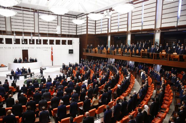 Genel Kurul, TBMM Bakan Mustafa entop'un bakanlnda ald. stiklal Mar'nn okunmasnn ardndan entop konumasna balad.    