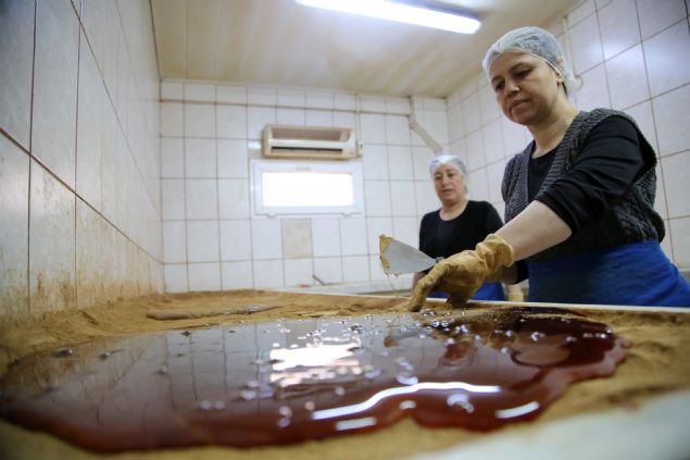 <p font-size:=' roboto=' style='box-sizing: border-box; margin: 0px 0px 10px; padding: 0px; border: 0px; list-style-type: none; color: rgb(51, 51, 51); font-family: '> 28 Nisan'daki saçım töreniyle festival coşkusunun zirveye çıkacağı kentte, hummalı bir çalışma var. Festival için meydanlar, caddeler ve sokaklar süslendi, üretim atölyelerinde de 6 ton macun hazırlandı.</p> <div> </div>