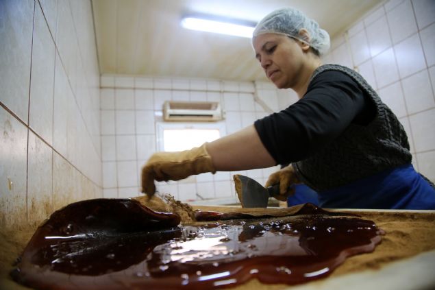 <p style='box-sizing: border-box; margin: 0px 0px 10px; padding: 0px; border: 0px; list-style-type: none; color: rgb(51, 51, 51); font-family: "Roboto Condensed"; font-size: 19px;'> Mesir macunu, yaklaşık 500 yıl önce Osmanlı Padişahı Yavuz Sultan Selim'in eşi ve Kanuni Sultan Süleyman'ın annesi Hafsa Sultan'ın çare bulunamayan hastalığına şifa olan bitki ve baharat karışımından oluşuyor. Şifa kaynağı macun, sağlığına kavuşan Hafsa Sultan'ın isteği üzerine o dönemden bu yana halka dağıtılıyor.</p> <div> </div>