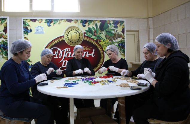 <div class='newsdetailwrap' style='box-sizing: border-box; margin: 0px; padding: 0px; border: 0px; color: rgb(51, 51, 51); font-family: "Roboto Condensed"; font-size: 14px;'> <div class='text-area' style='box-sizing: border-box; margin: 0px; padding: 0px; border: 0px; font-size: 19px; line-height: 1.48;'> <p style='box-sizing: border-box; margin: 0px 0px 10px; padding: 0px; border: 0px; list-style-type: none;'> Mesir macununun artık belirlenen standartlarda üretileceğini anlatan Alsan, "Bu geleneksel ürünümüz ilerleyen dönemde hak ettiği değeri daha fazla bulacak." diye konuştu.</p> <div> (AA)</div> </div> </div>