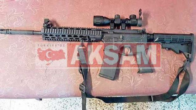 Drbnl keskin nianc tfeinin de aralarnda bulunduu ok sayda tabanca ve otomatik uzun namlulu silah bulundu. 