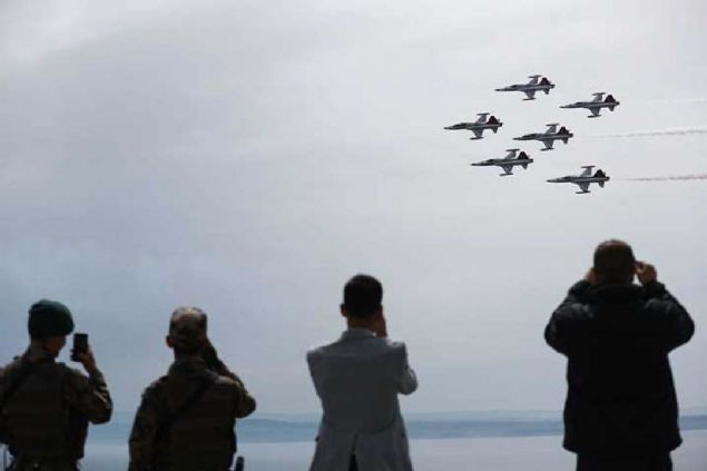 Hava Kuvvetleri Komutanlnn akrobasi ekibi Trk Yldzlar, gsteri uuu yapt. 