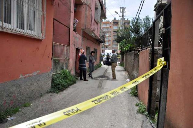 Ar yaralanan yal kadn yaknlarnn ard ambulansla Seyhan Devlet Hastanesine kaldrld.  