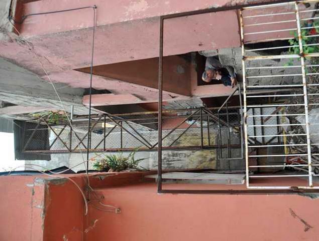 3 katl evin 2. katnda oturan alkan' kz tekerlekli sandalyeye koyup asansre gtrd. 