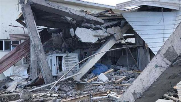 Patlamada 200 metrelik alana yaylan paralar, fabrikaya ait prefabrik yaplara da isabet etti. 