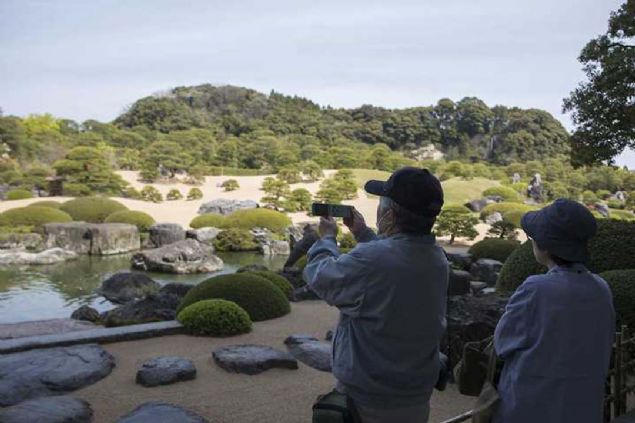 Bah�ede, kuru peyzaj b�l�m�, Juryu-An b�l�m�, Beyaz Kum ve Bah�esi, G�letli Bah�e yer al�yor. 