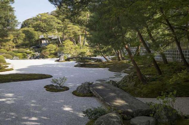 Yakla��k 165.000 m2�lik alan� kaplayan ve her mevsim koleksiyonunu de�i�tiren bu canl� m�ze, Adachi Zenko (1899-1990) taraf�ndan 1970'de kurulmu�. 