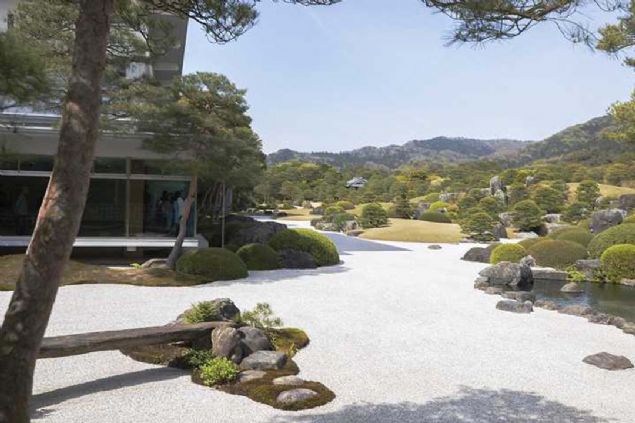 Bah�ede kullan�lan bitkisel materyaller ise yine Adachi Zenko taraf�ndan se�ilmi� ve Japonya'n�n farkl� b�lgelerinden buraya getirilmi�. 